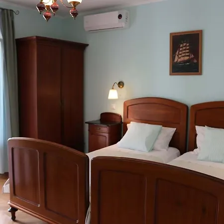 Katarina לינה וארוחת בוקר 4*