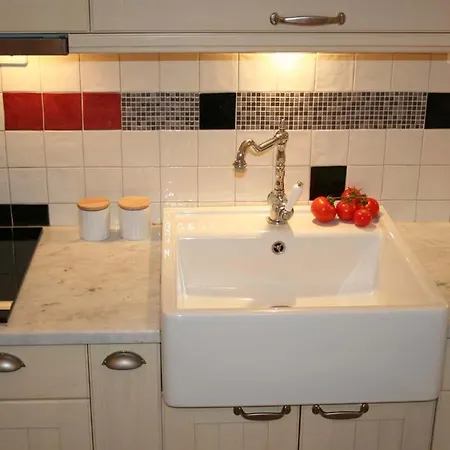 לינה וארוחת בוקר Katarina 4*