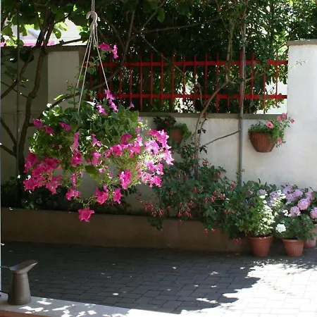 לינה וארוחת בוקר Katarina 4*