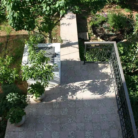 Katarina לינה וארוחת בוקר